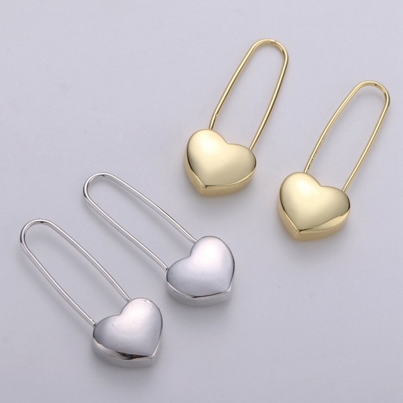 Jewelry - 24K gold dangle heart earrings